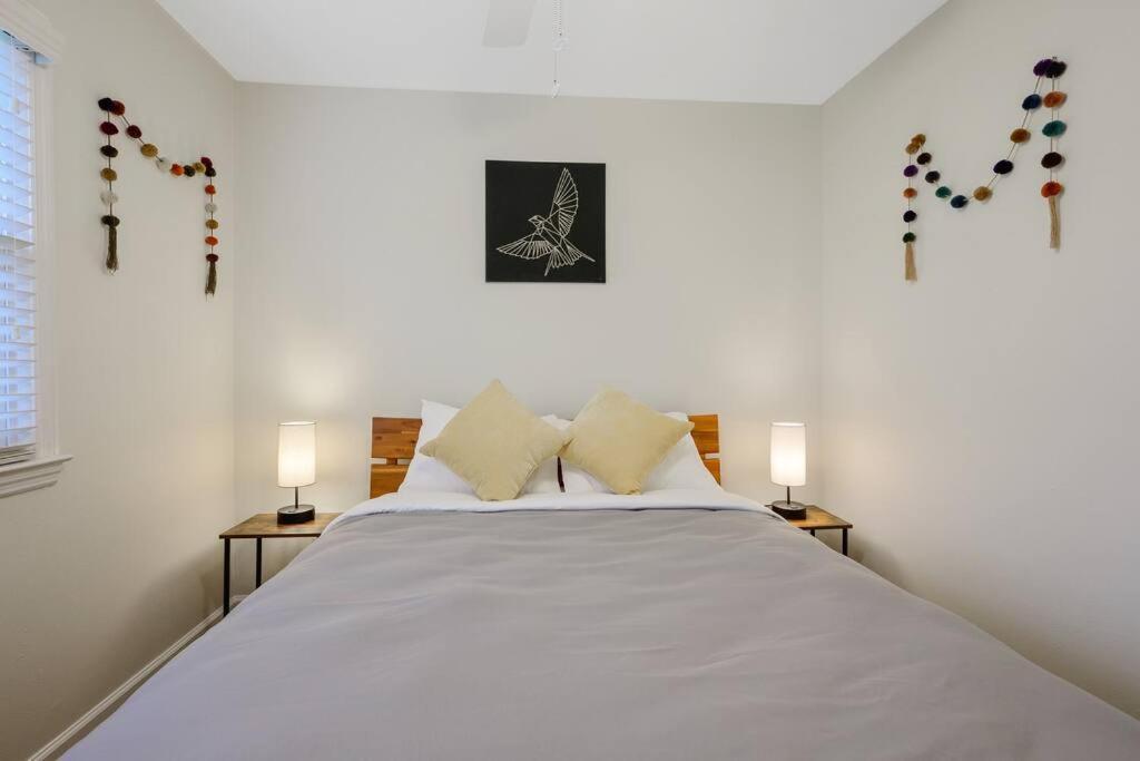 Cozy 3 Bedroom Cottage With Huge Fenced-In Yard ราลลี ภายนอก รูปภาพ